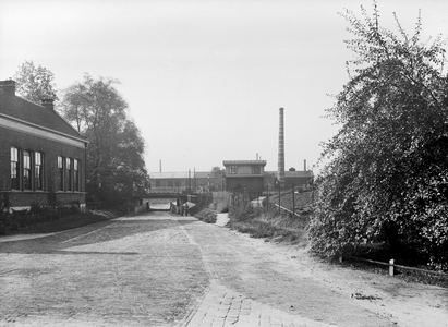 43275 Gezicht op de tunnel Uit en In onder het spoor ter hoogte van het Moreelsepark te Utrecht, vanaf de Laan van ...